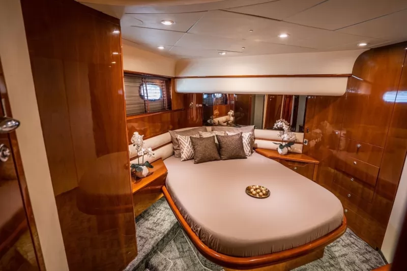 Yacht 65ft 8 hour