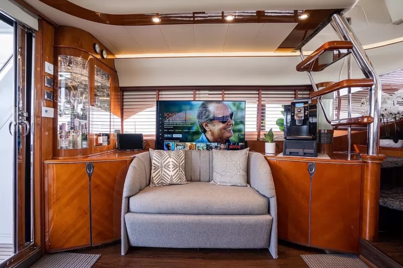 Yacht 65ft 8 hour