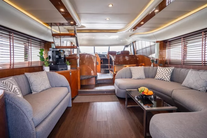 Yacht 65ft 8 hour