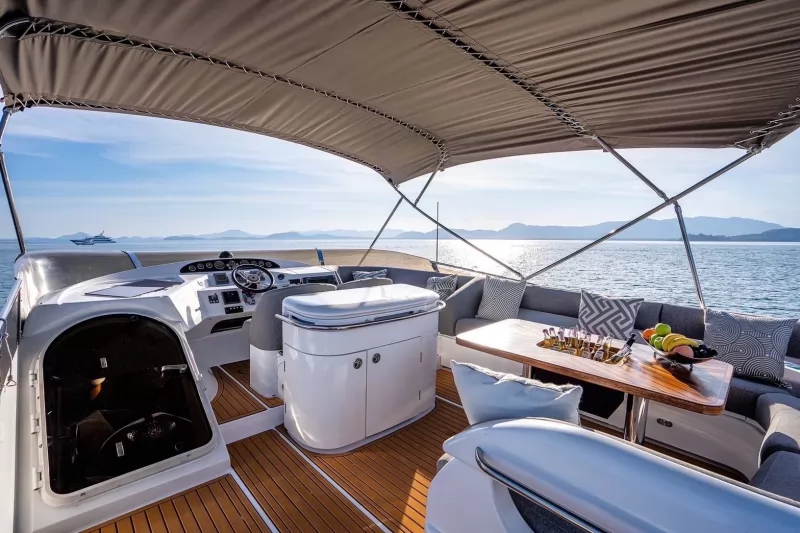 Yacht 65ft 8 hour