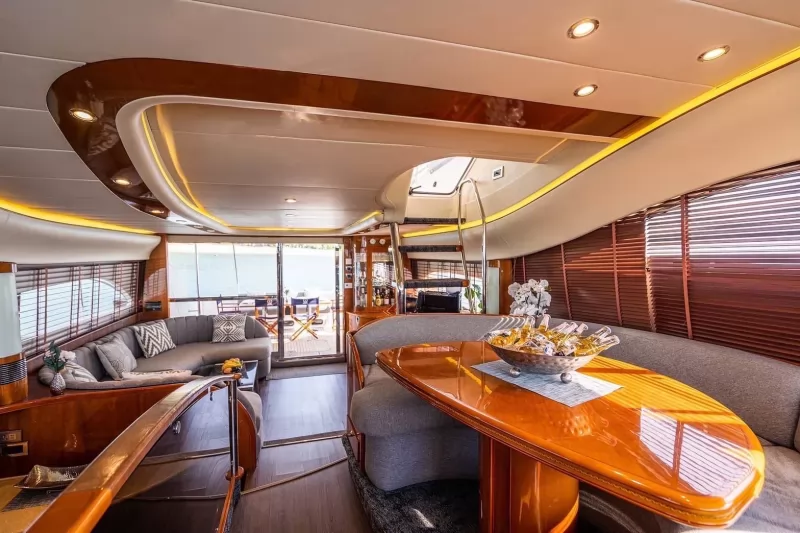Yacht 65ft 8 hour